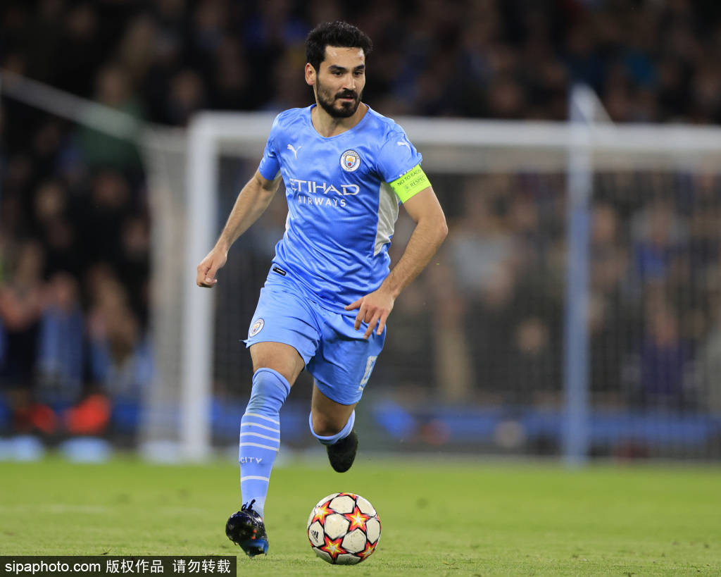 英国女歌手利帕现场观看阿根廷国家德比，并与里克尔梅合影