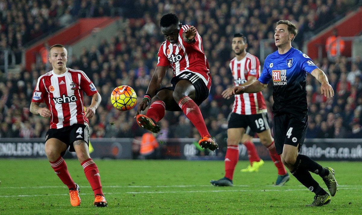 埃梅里上任后维拉5次英超对切尔西赢3场，与上任前20场持平（埃梅里执教后维拉英超对切尔西5战3胜，追平上任前20战胜场）