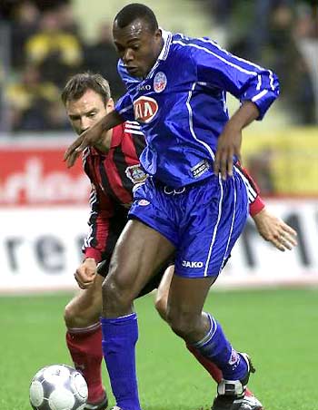 网友在梅西夜访诺坎普时偶遇他，梅西还向镜头打了招呼