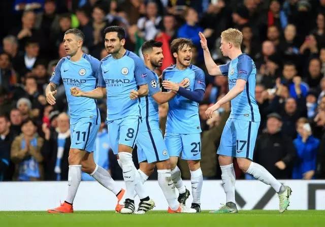 足坛年终大战淘汰赛实时赛况：梅西领先内马尔超600票，亚马尔落后对手（足坛年度收官淘汰赛即时战报：梅西领先内马尔逾600票，亚马尔暂处下风）