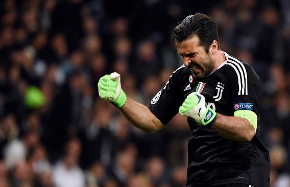 队友羡慕你留洋吗？王博豪：羡慕，我出去有房住