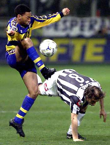 德甲前瞻：多特门兴上演普鲁士德比，近5次联赛交手大黄蜂不败（德甲展望：多特vs门兴再燃普鲁士德比，近5次联赛交锋大黄蜂保持不败）